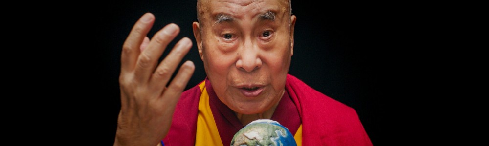 csm_02_WISDOM_OF_HAPPINESS_DALAI_LAMA_Copyright_Das_Kollektiv_GmbH_aabf1f21e7 (1)